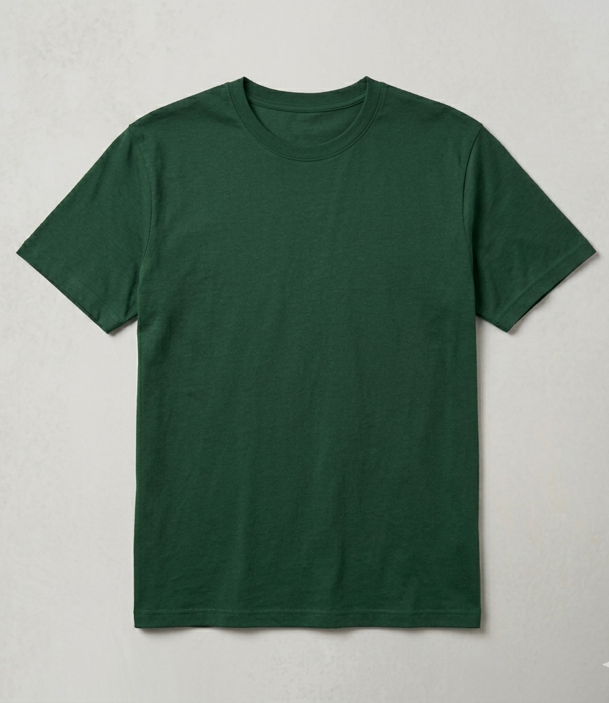 Persona sonriente con una camiseta verde oscuro sobre un fondo gris claro.