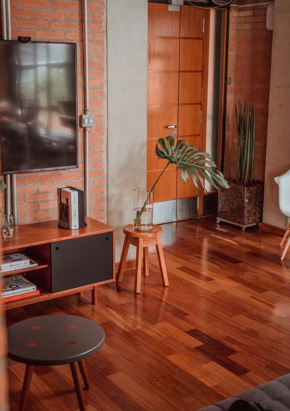 A living room with hardwood floors and a flat screen tv.