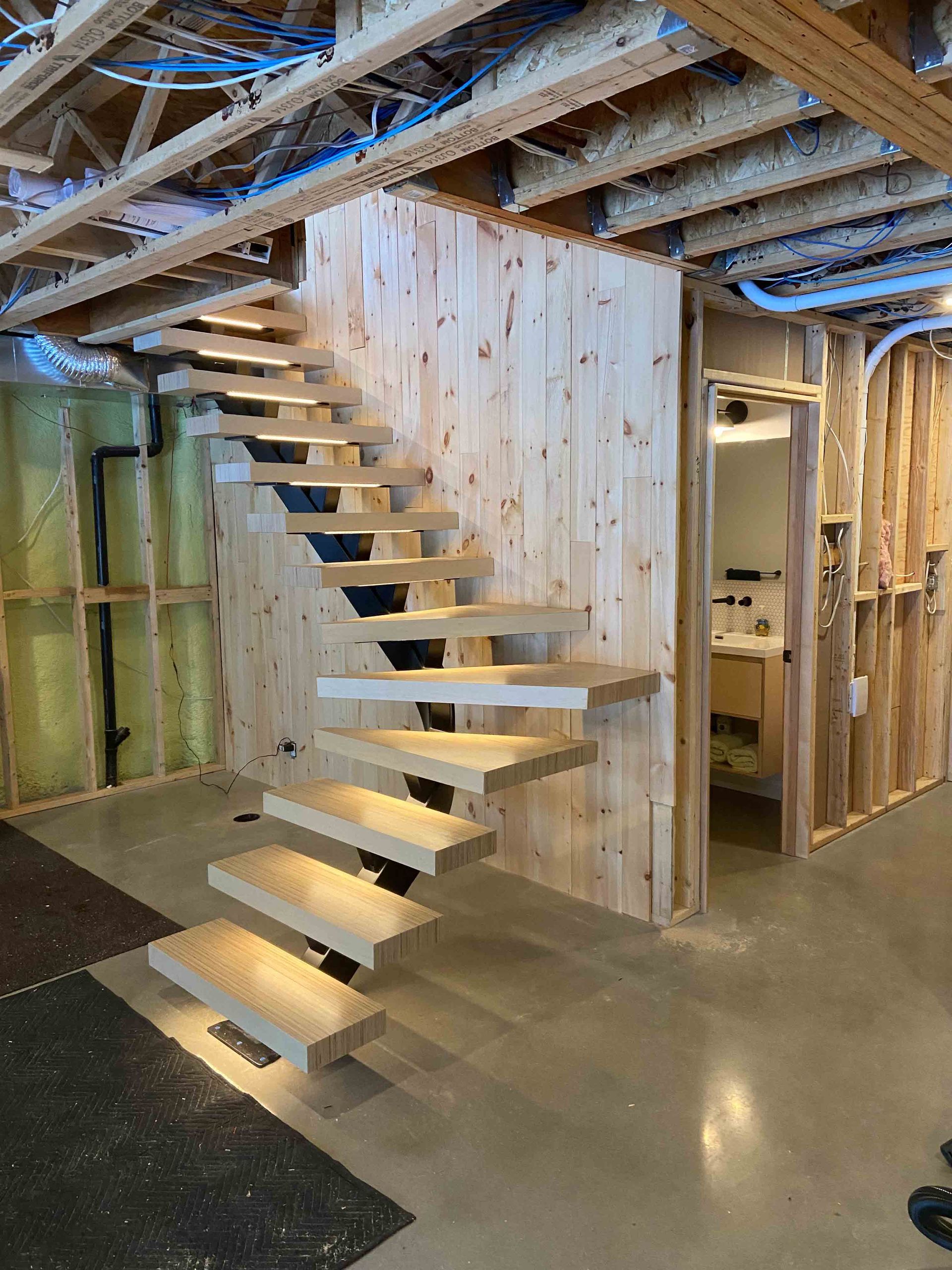 Un escalier avec une rampe en verre et une vue sur l'océan