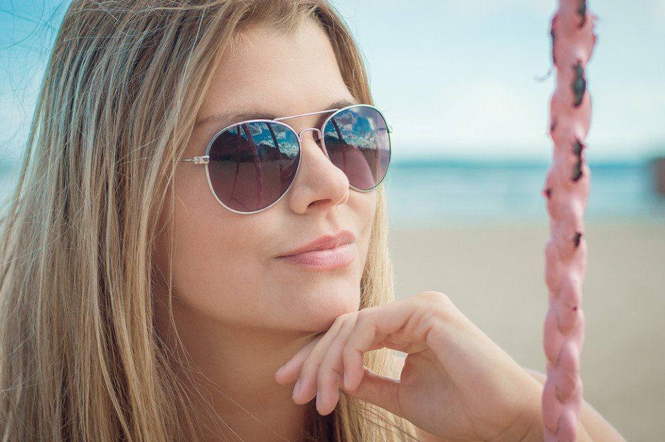 women wear ray ban glasses