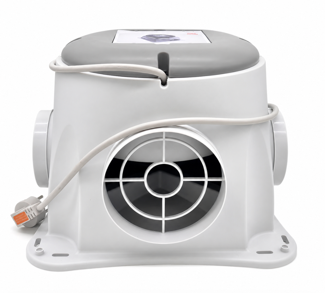 Witte industriële ventilatorunit met voorrooster en aangesloten netsnoer op een effen achtergrond.