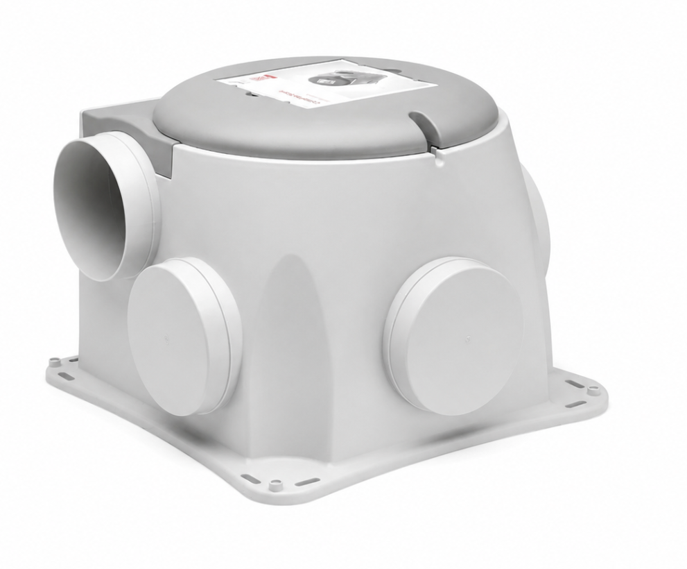Witte industriële ventilatorunit met voorrooster en aangesloten netsnoer op een effen achtergrond.
