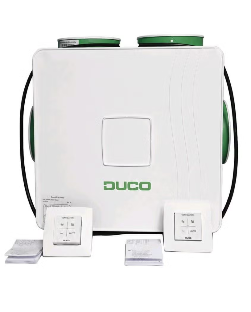 Witte DUCO-ventilatie-unit met twee groene kanalen en twee wandbedieningspanelen op een witte achtergrond.