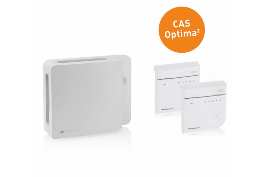 Witte, aan de muur gemonteerde CAS Optimus3 thermostaten en een bijpassend paneel op een witte achtergrond.