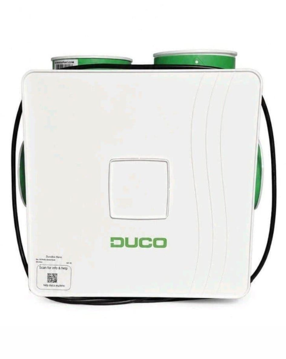 Witte en groene DUCO badkamerventilator met frontplaat en kanaalaansluitingen.