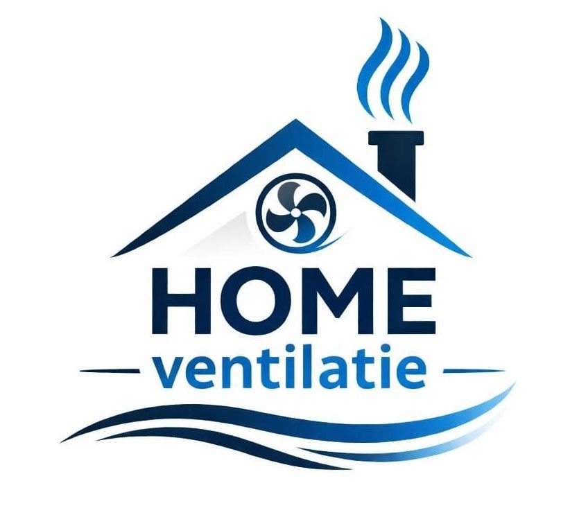 Blauw ventilatielogo met huisdak, ventilatoricoon, schoorsteen en de tekst "HOME ventilatie".