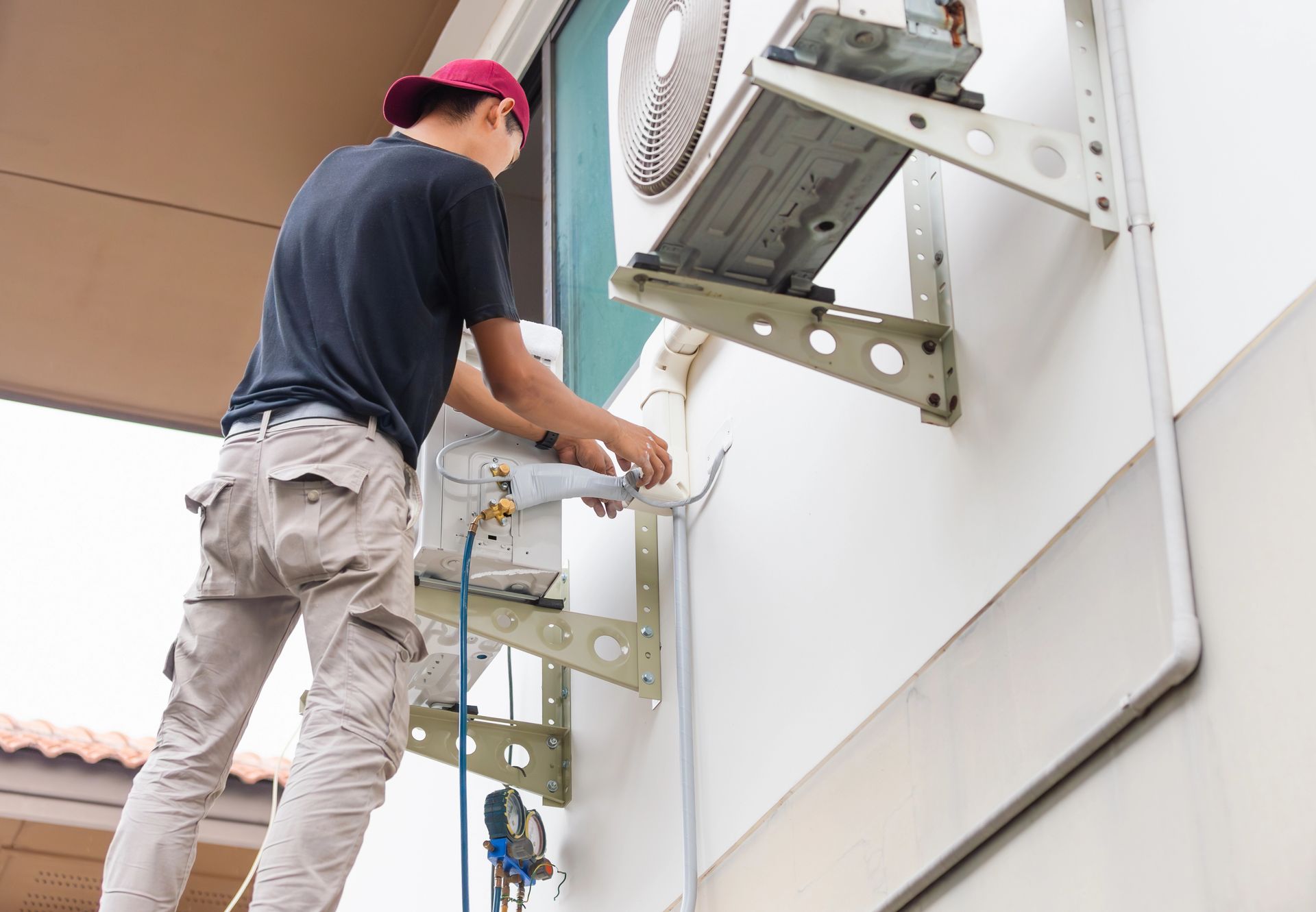 Tecnico che effettua manutenzione su un climatizzatore