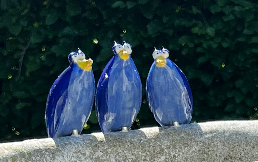 Drie vogeltjes van keramiek