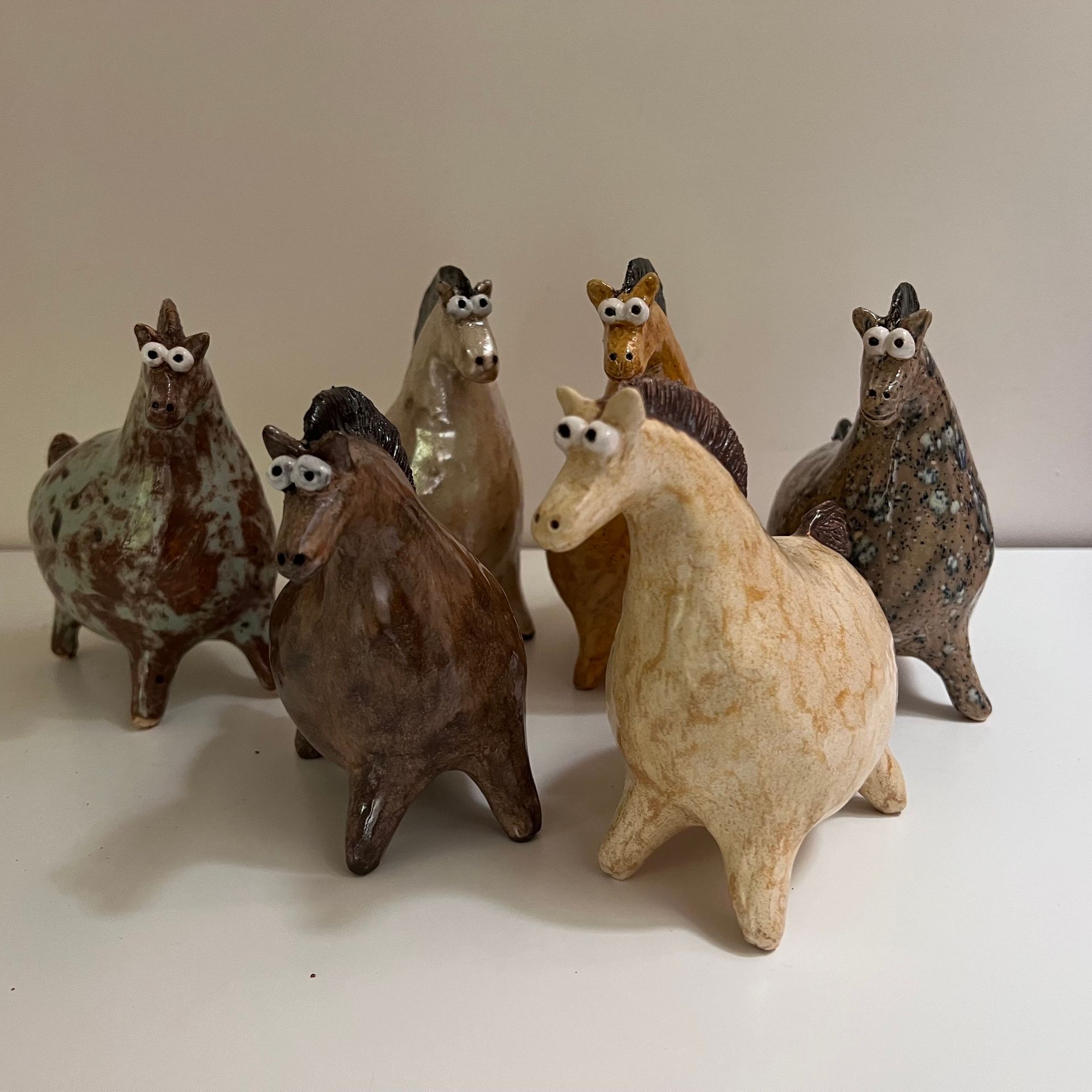 Paardjes van keramiek
