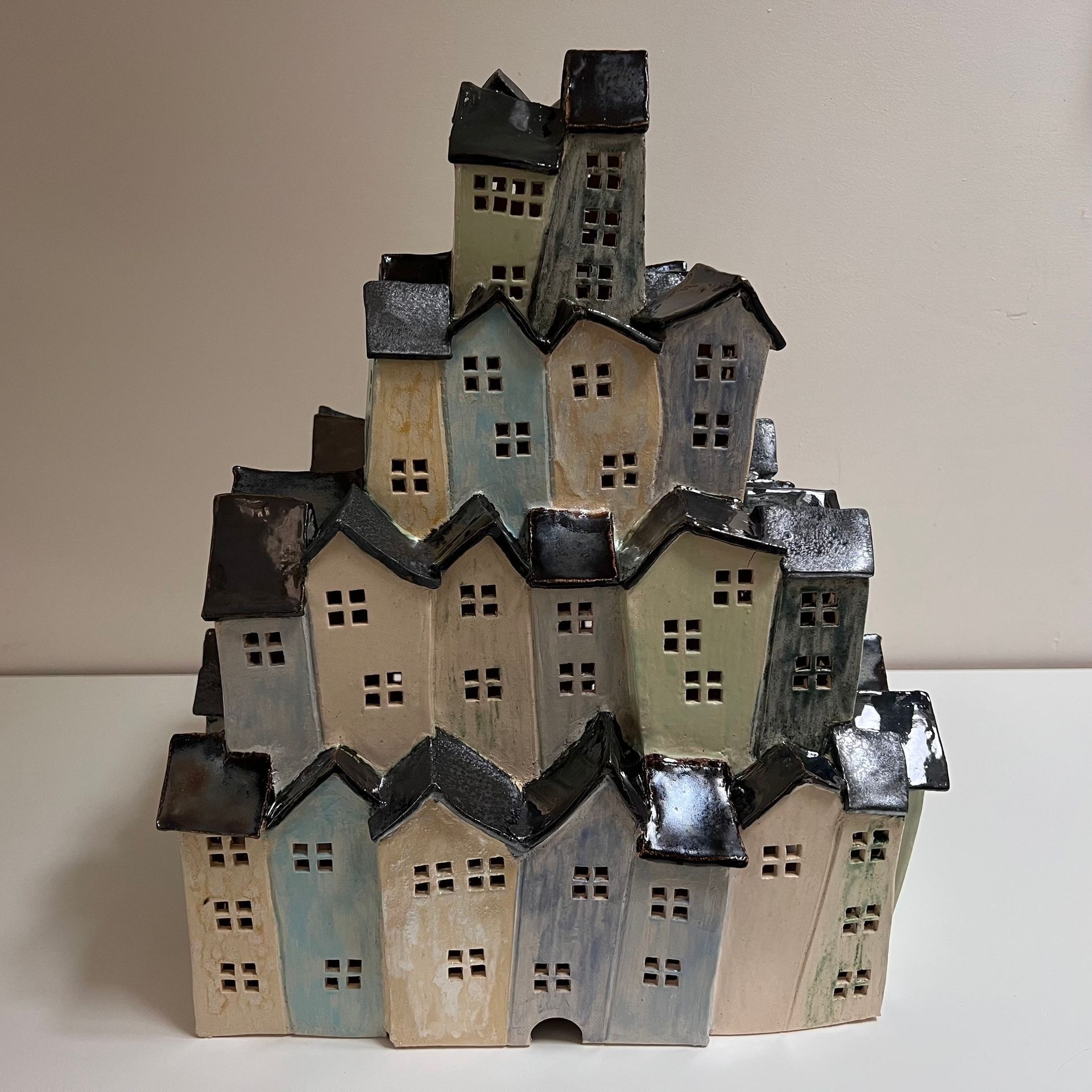 Kunstwerk met huisjes van keramiek