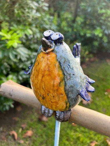 Een vogel van keramiek