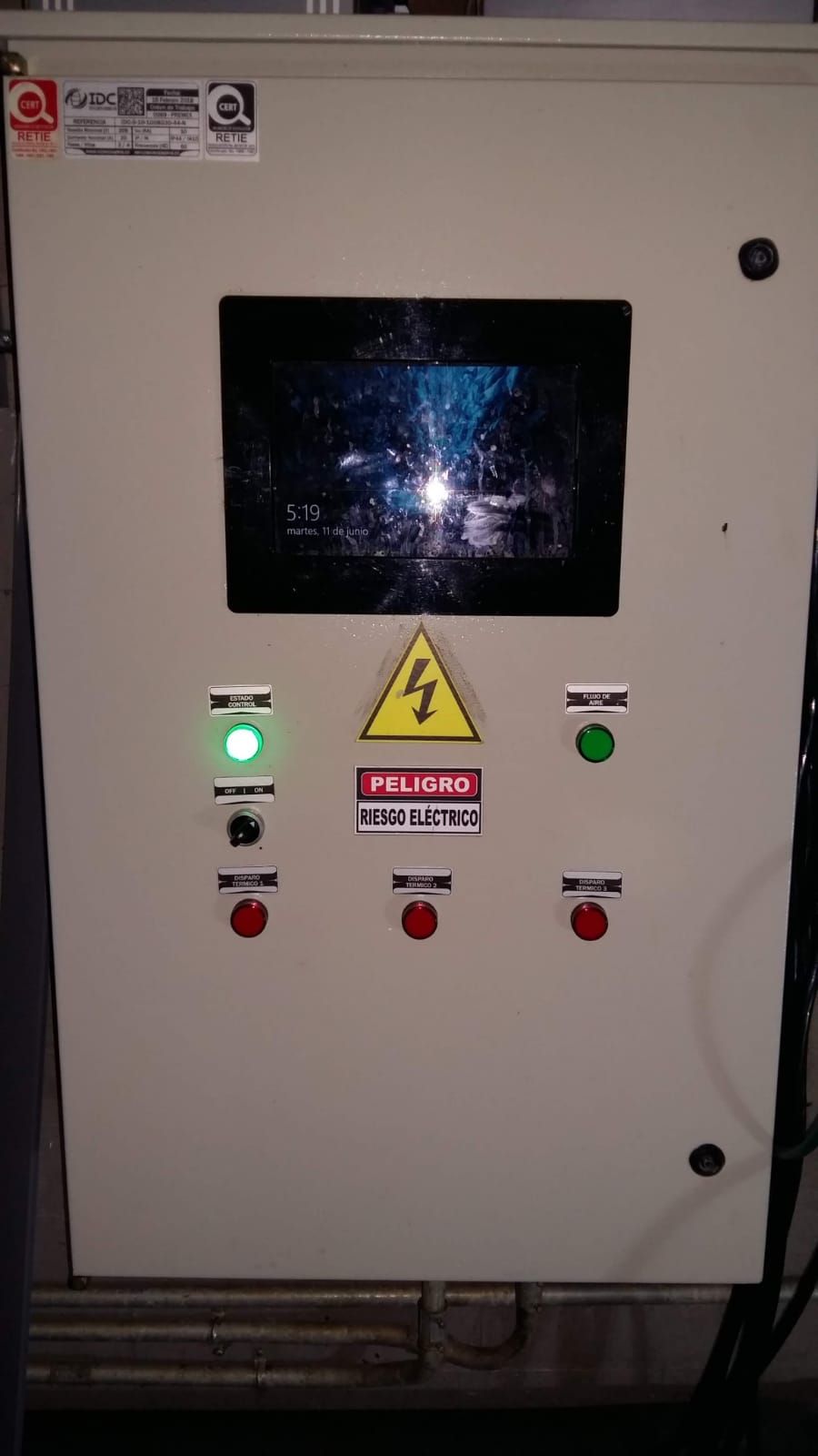 Panel de control eléctrico blanco con ventana de visualización