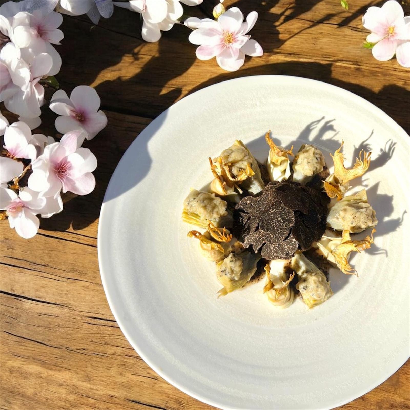 Une assiette de nourriture avec une feuille verte au milieu