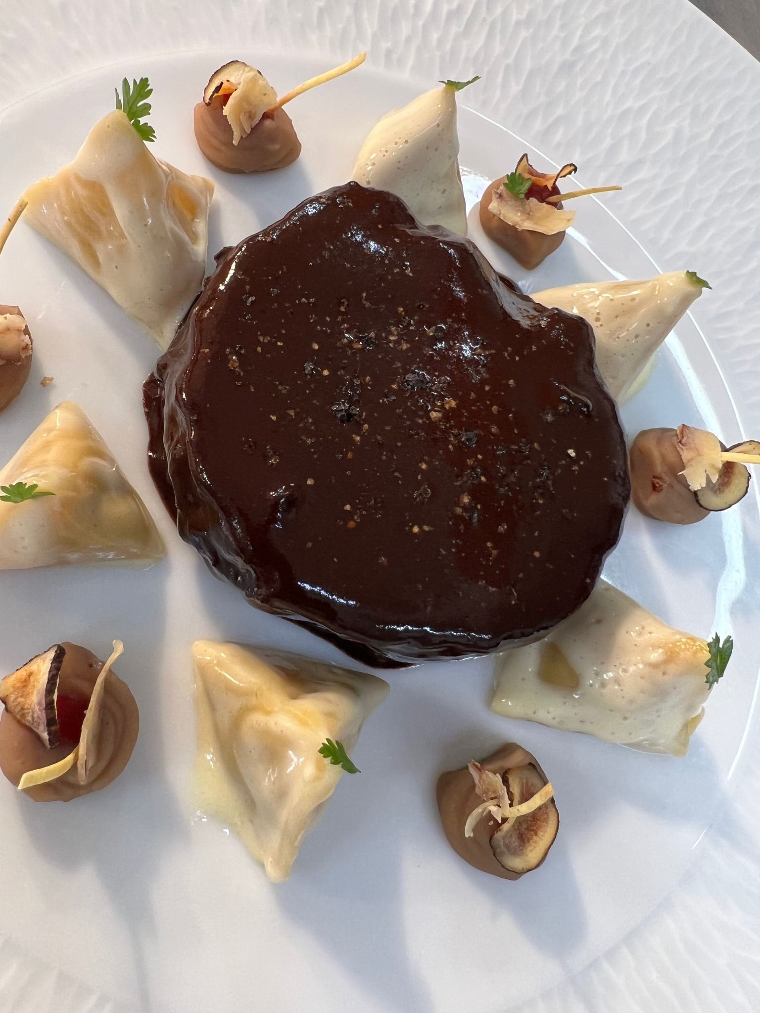 Une assiette blanche garnie d'un gâteau au chocolat et d'autres desserts