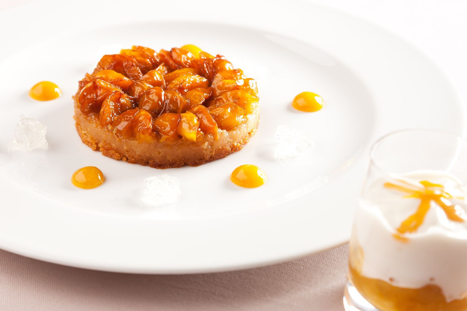 Une assiette blanche garnie d'une variété de plats sur fond vert.