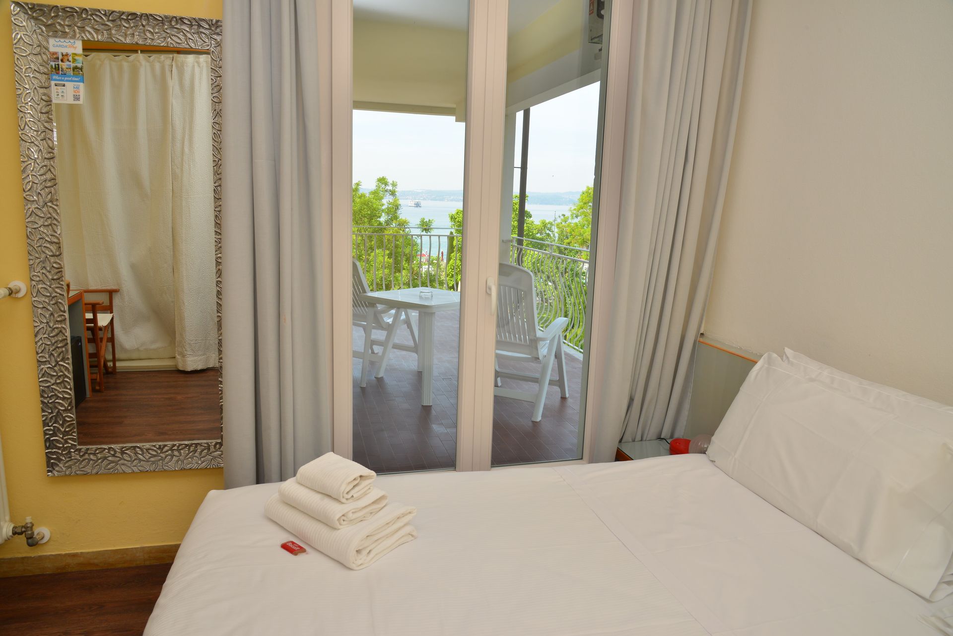 letto in camera tripla con vista lago di garda
