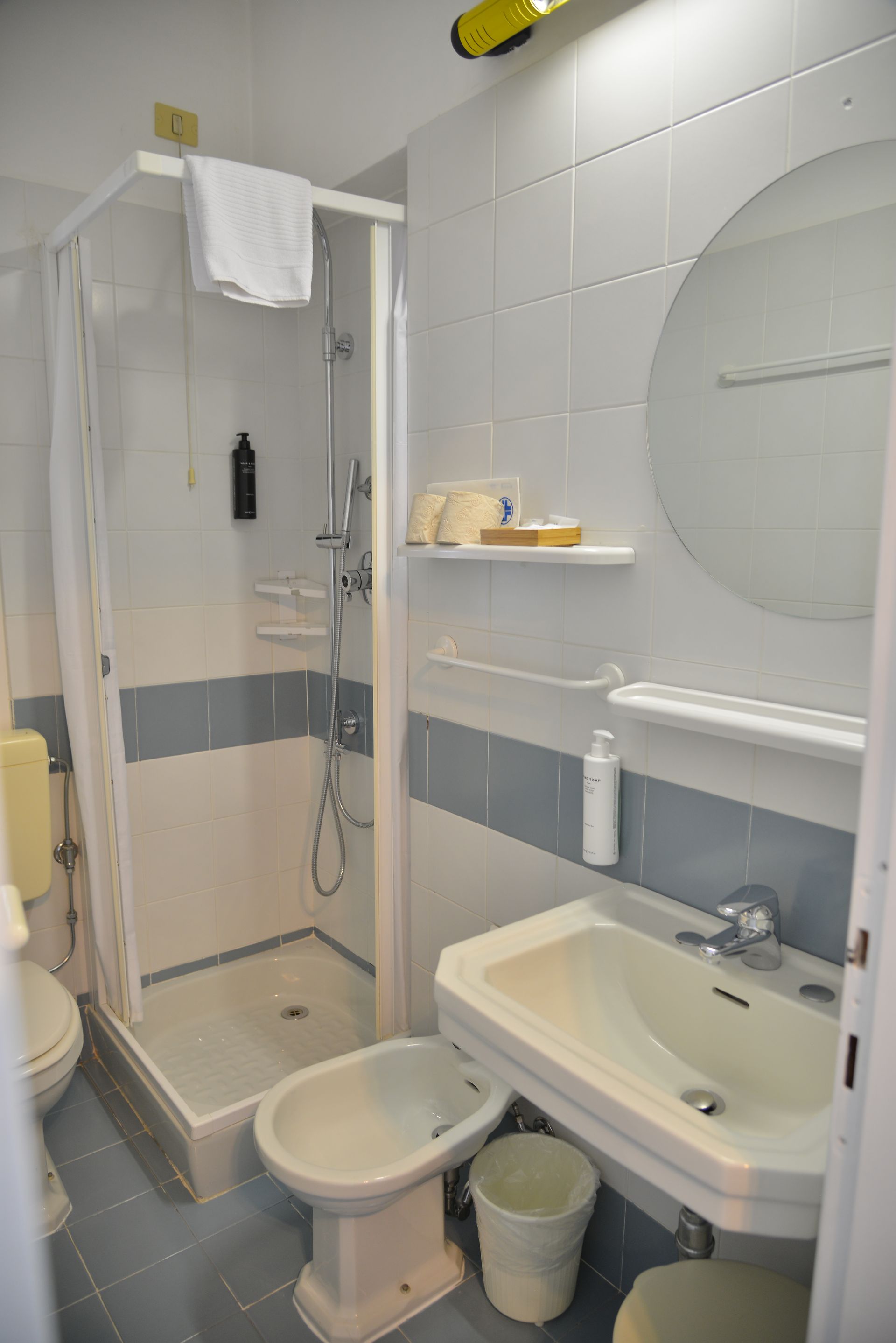 bagno  in camera tripla con vista lago di garda