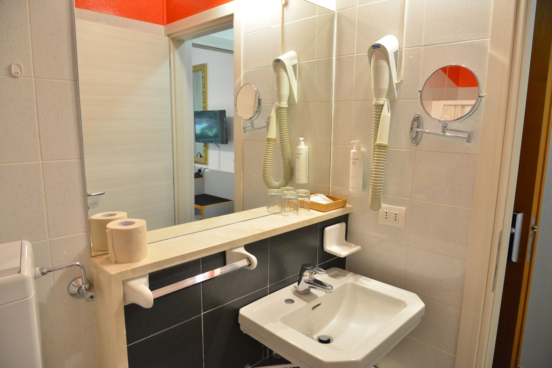 bagno 
camera doppia standard letto matrimoniale con vista centro storico