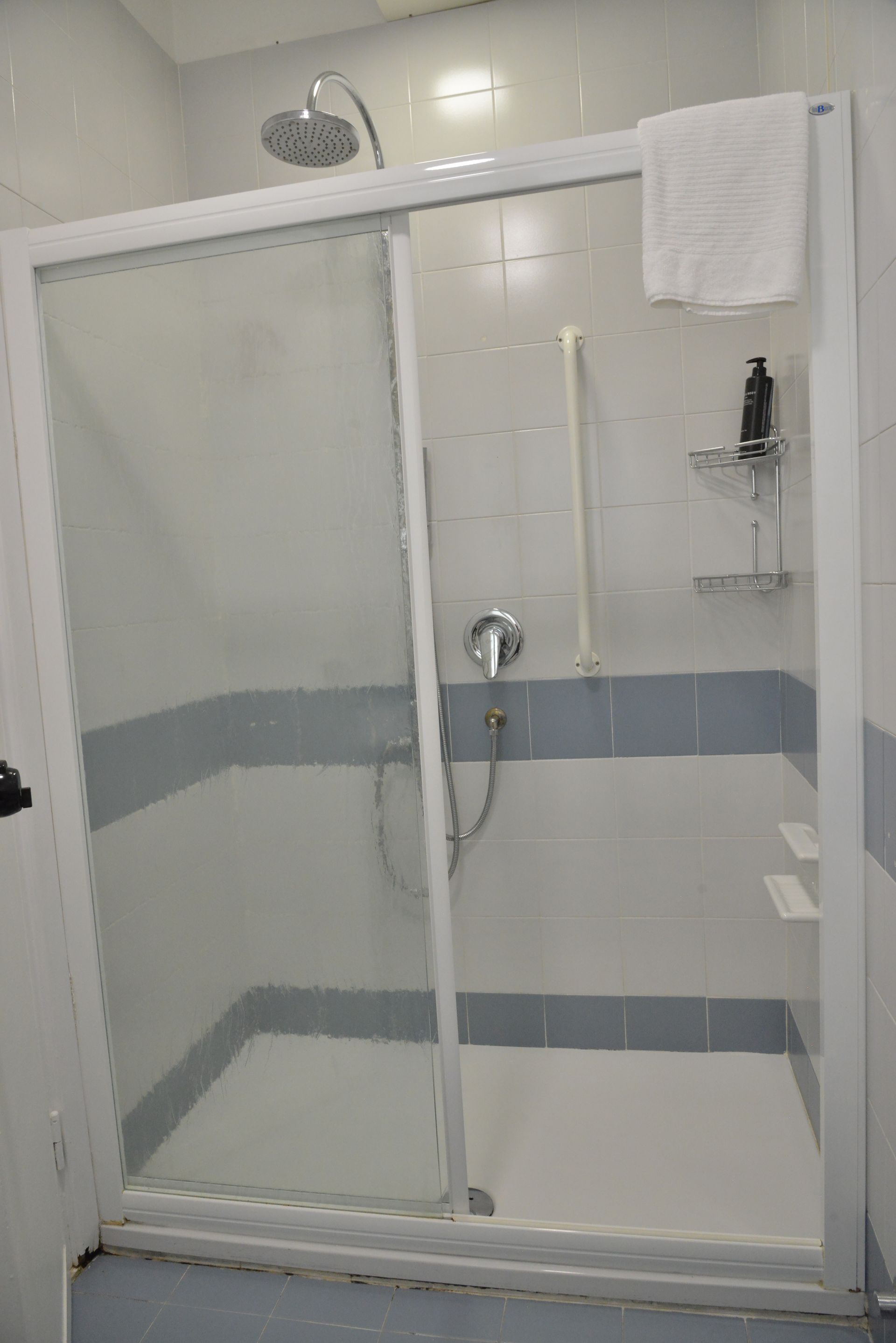 bagno camera doppia standard letto matrimoniale con vista centro storico