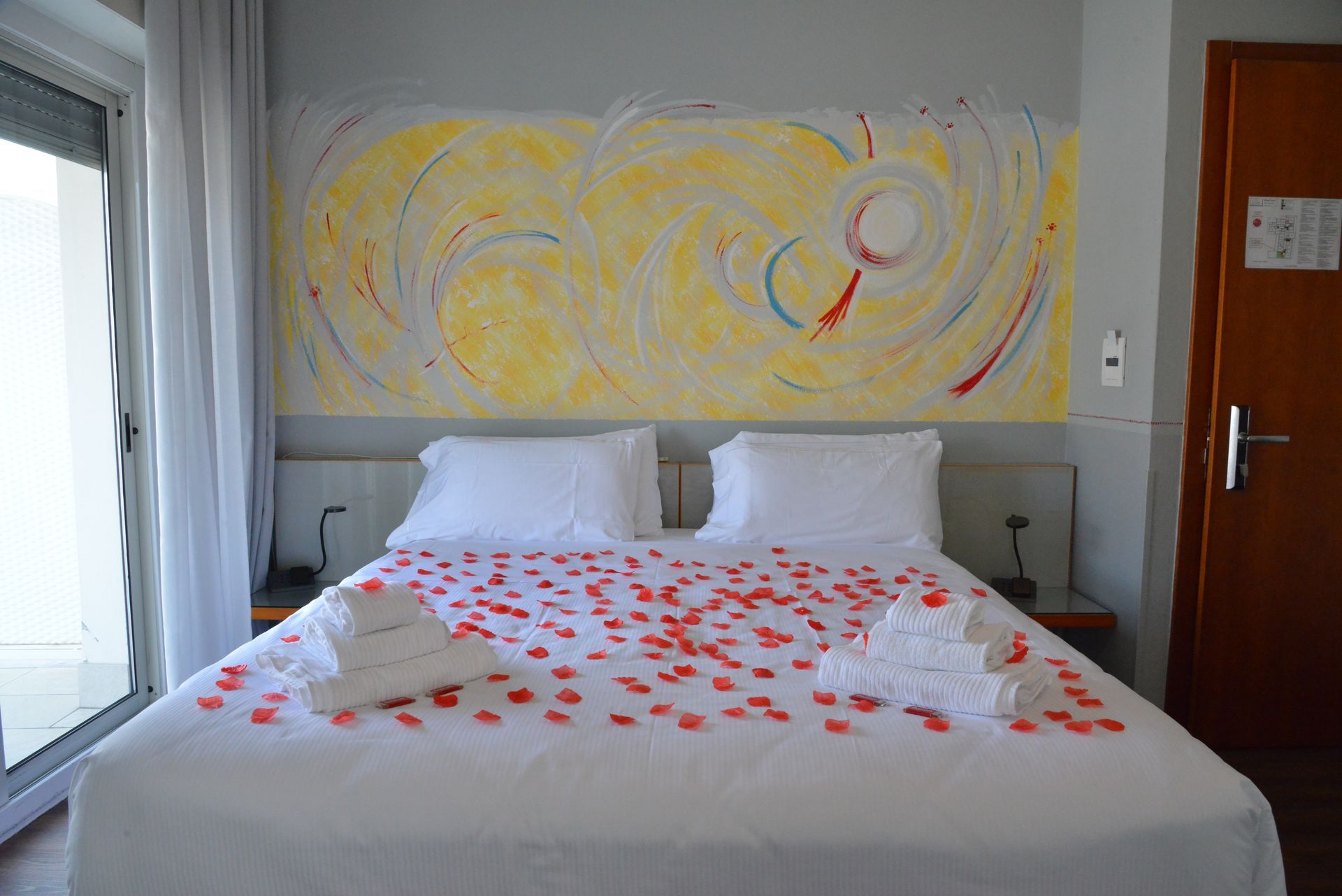 Rose sul letto in camera doppia superior 