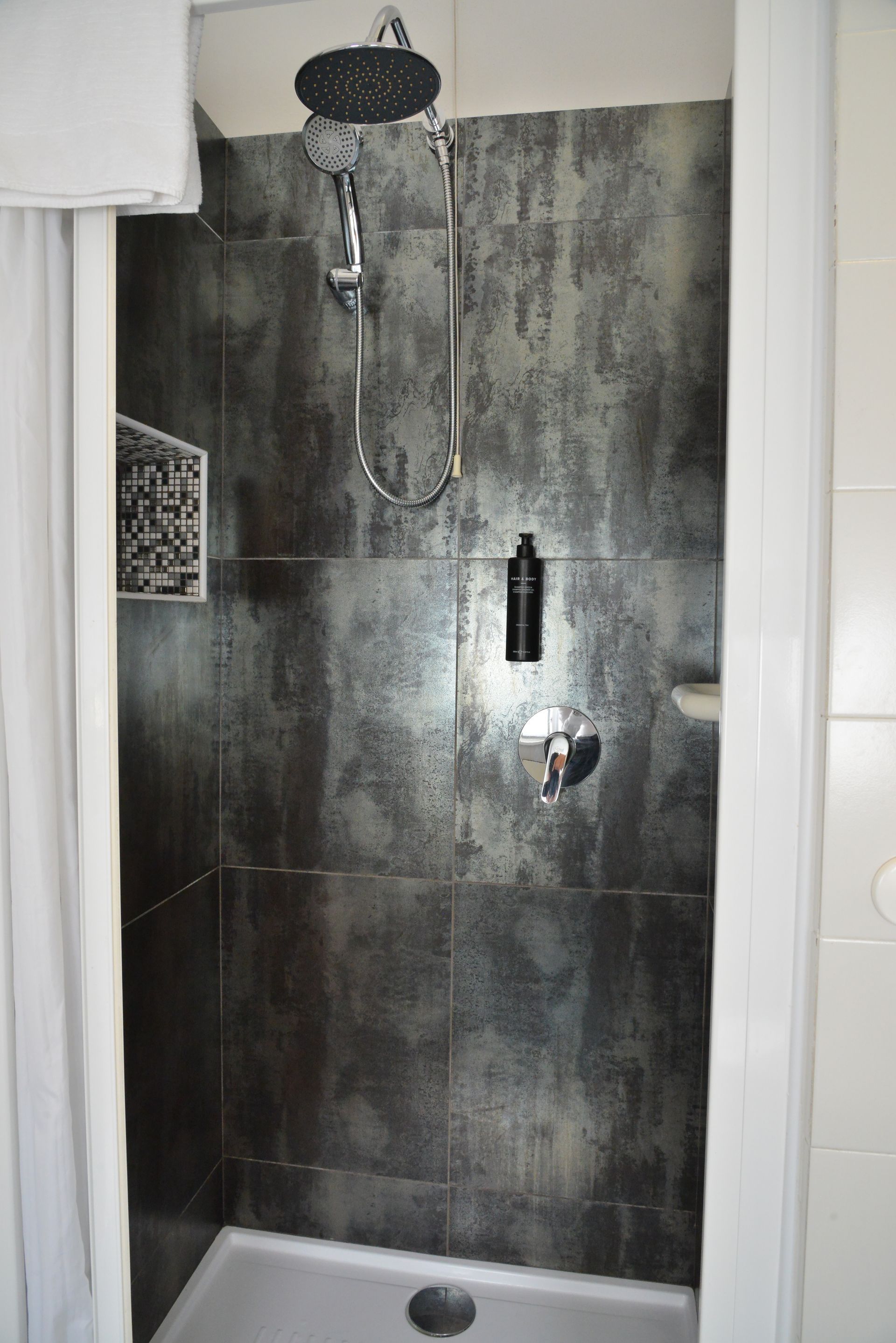 BAgno in Camera Doppia superior con solarium vista lago di Garda a Sirmione