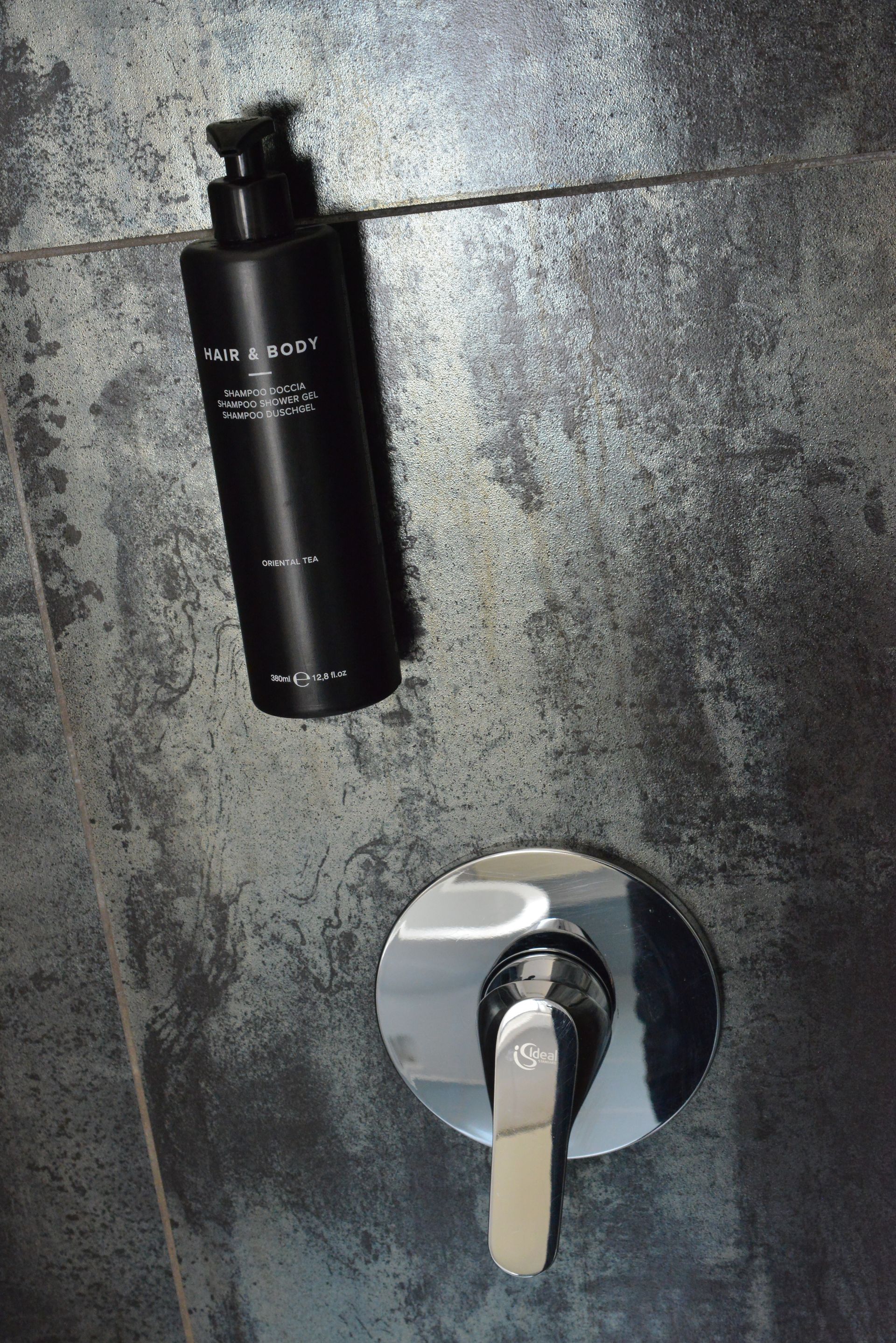 Shampoo in bagno della Camera Doppia superior con solarium vista lago di Garda a Sirmione
