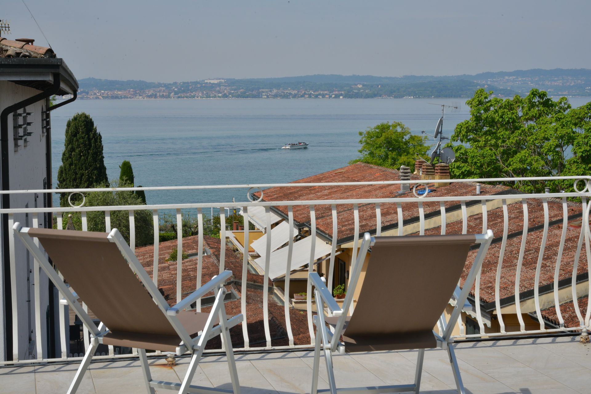 Camera doppia superior con solarium vista lago di Garda a Sirmione