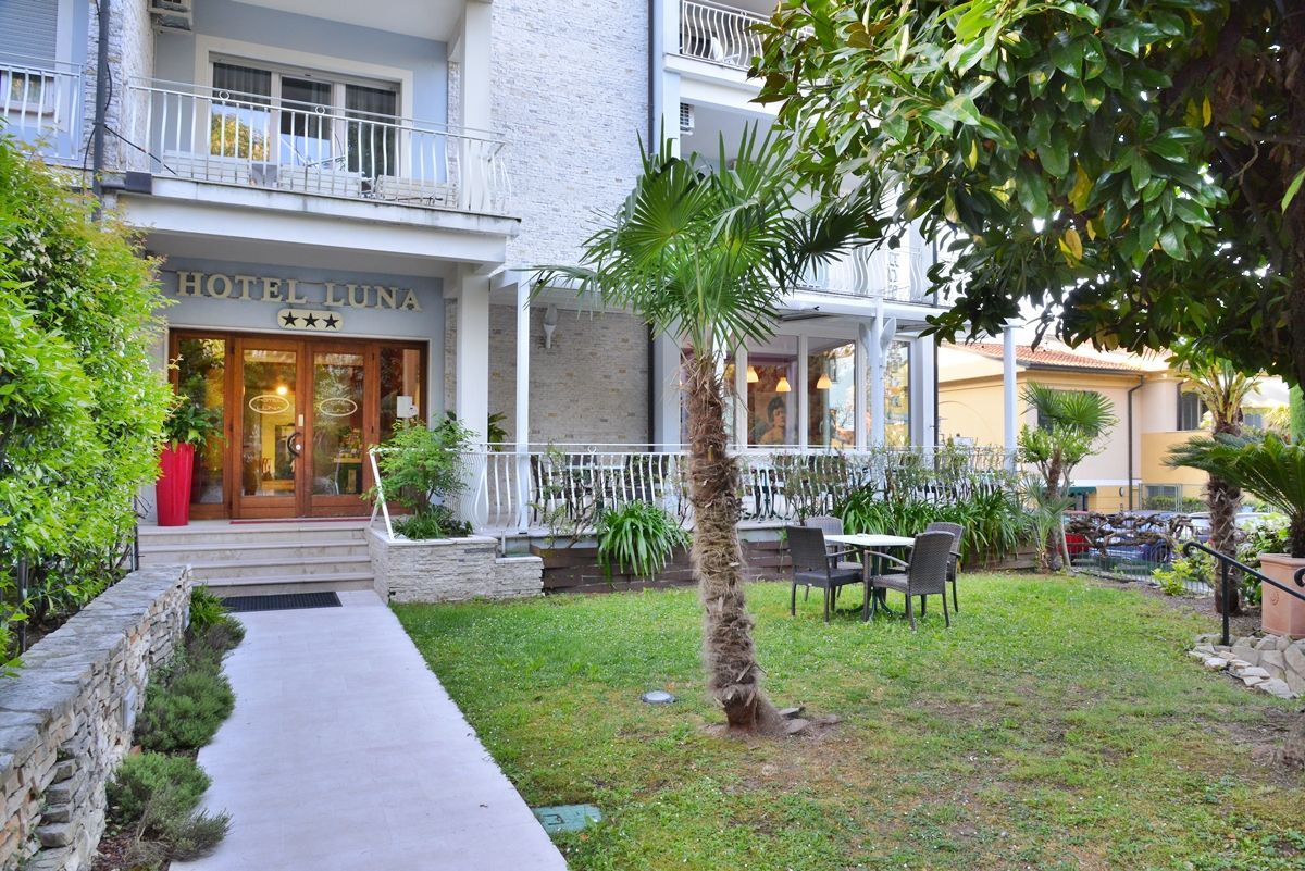 Entrata Hotel Luna di Sirmione con spazio giardino