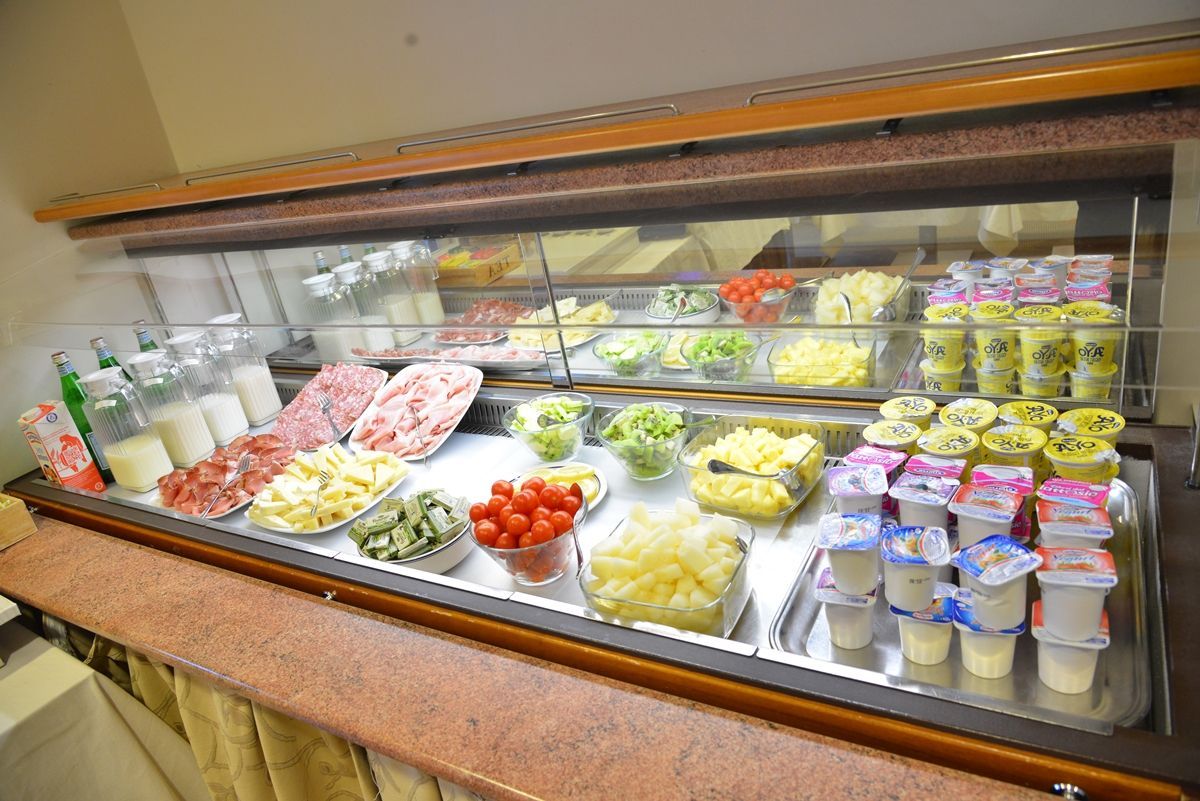 Banco salumi e formaggi Colazione in hotel sul lago di garda a Sirmione