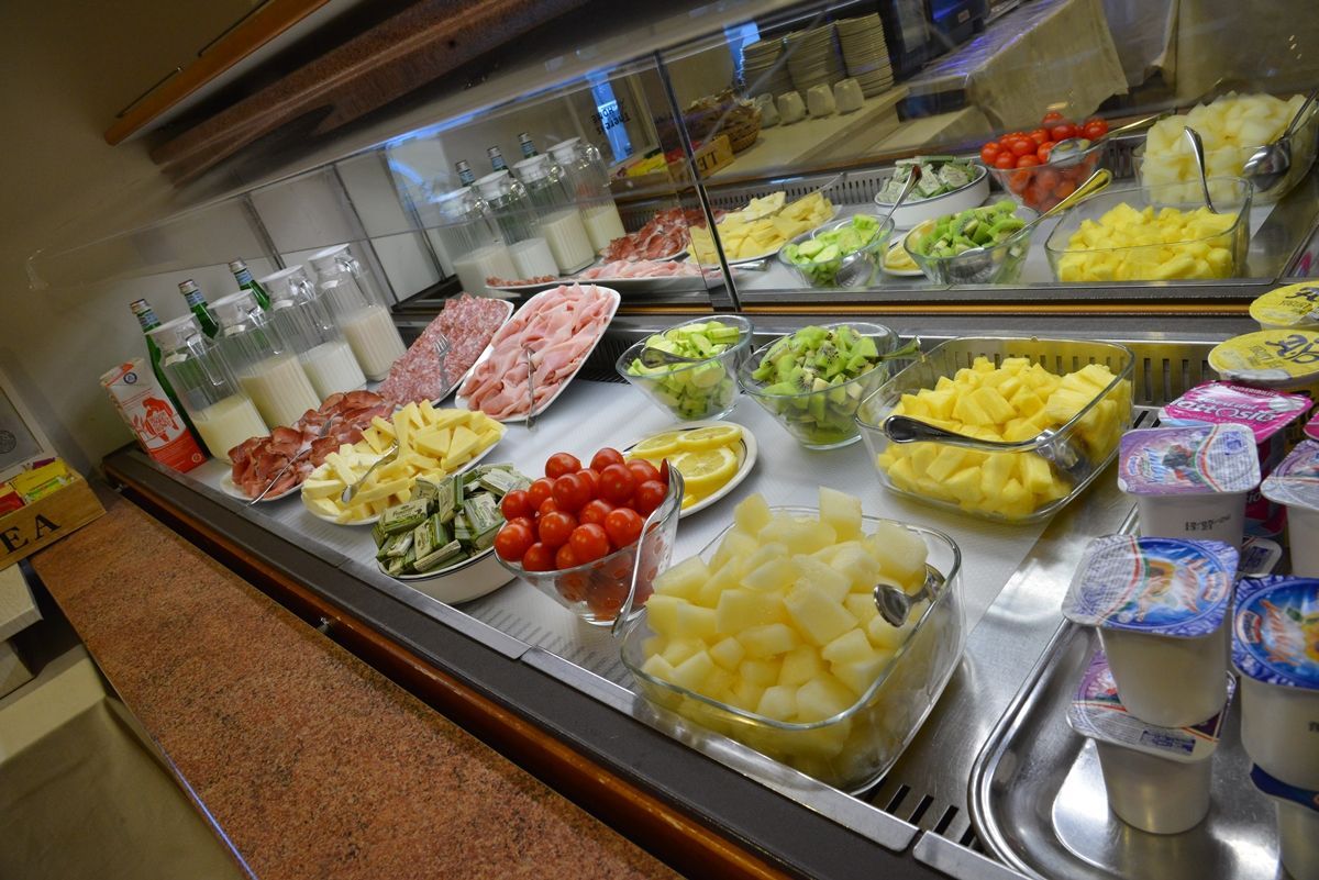 Banco salumi e formaggi Colazione in hotel sul lago di garda a Sirmione