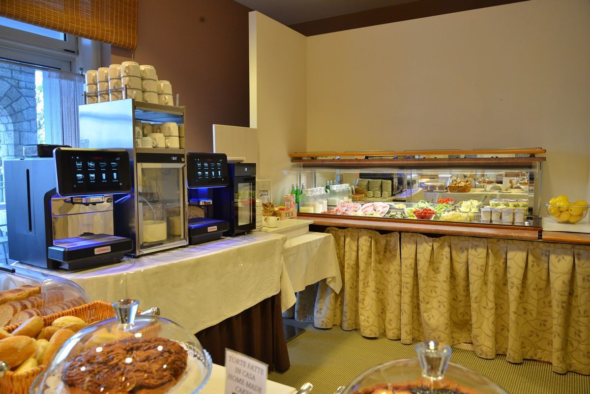 Banco caffè, cappuccio e tanto altro per  Colazione in hotel sul lago di garda a Sirmione