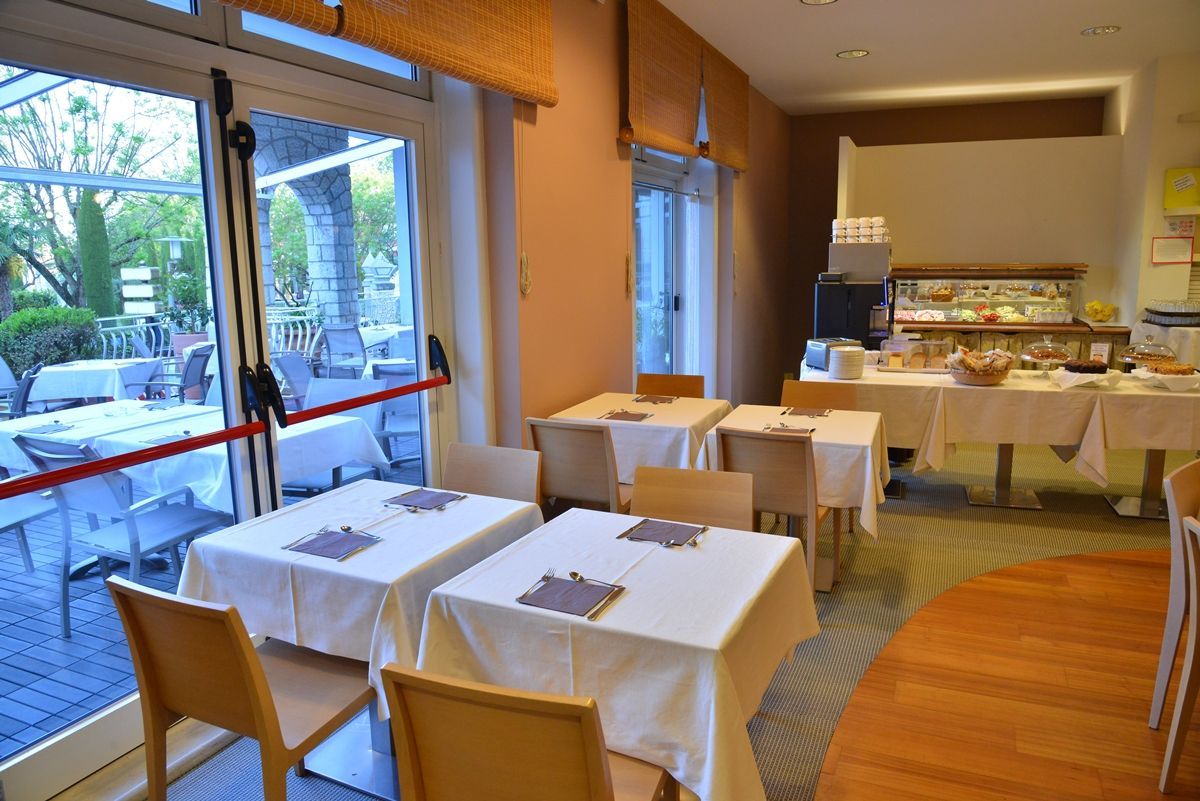 Sala interna colazione hotel Luna a Sirmione di fronte al lago di Garda