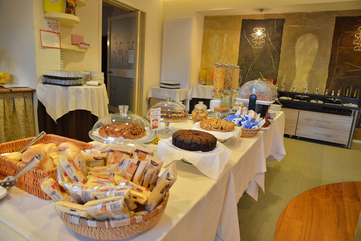 Banco Torta fresca per la colazione a Sirmione 
