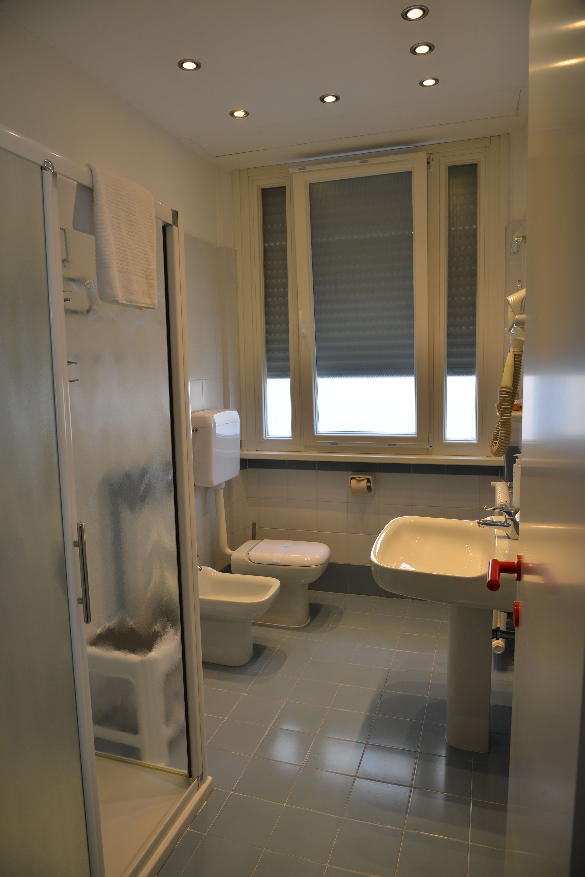 BAgno in Camera tripla comfort con vista lago di GArda a Sirmione