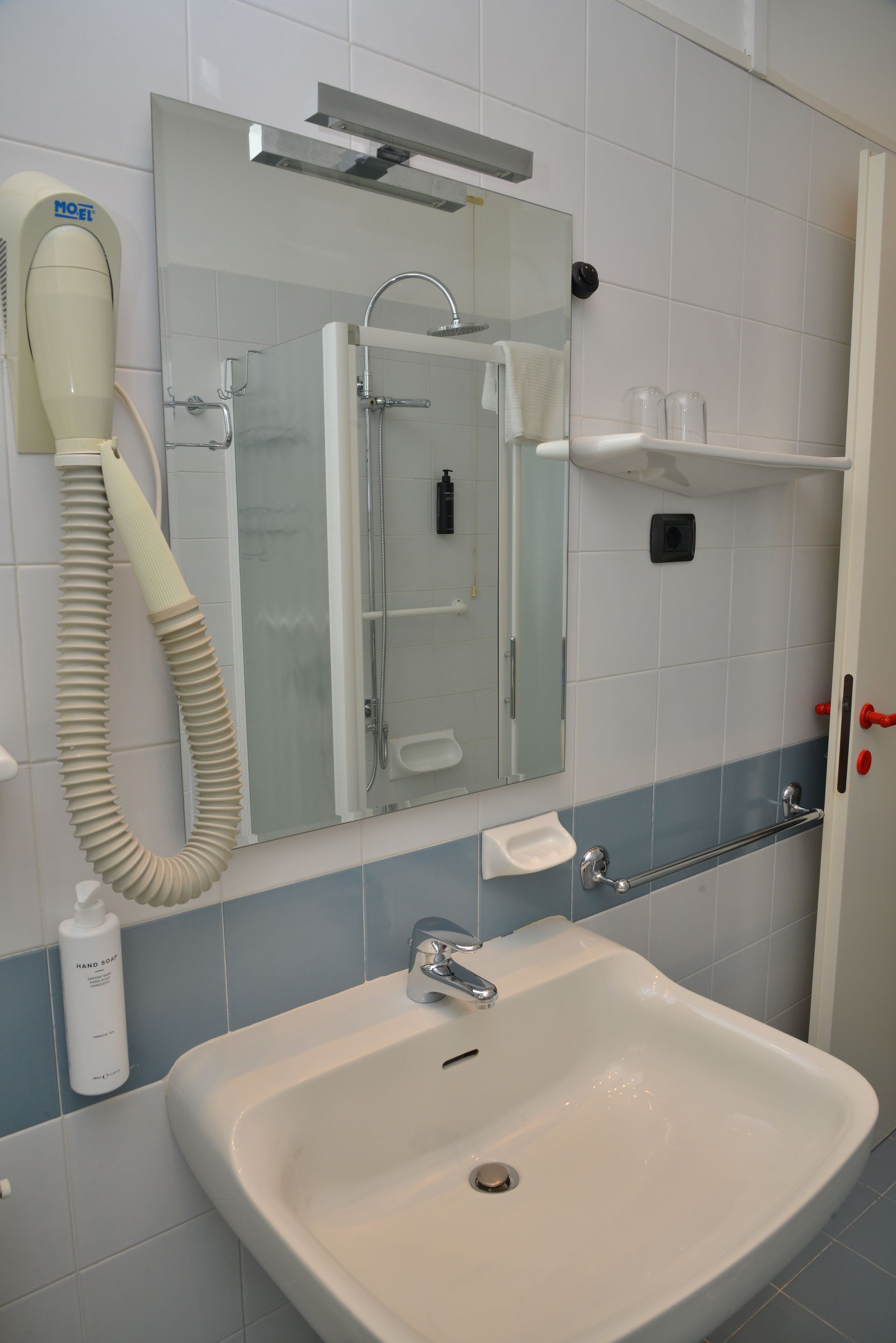 BAgno in Camera tripla comfort con vista lago di GArda a Sirmione