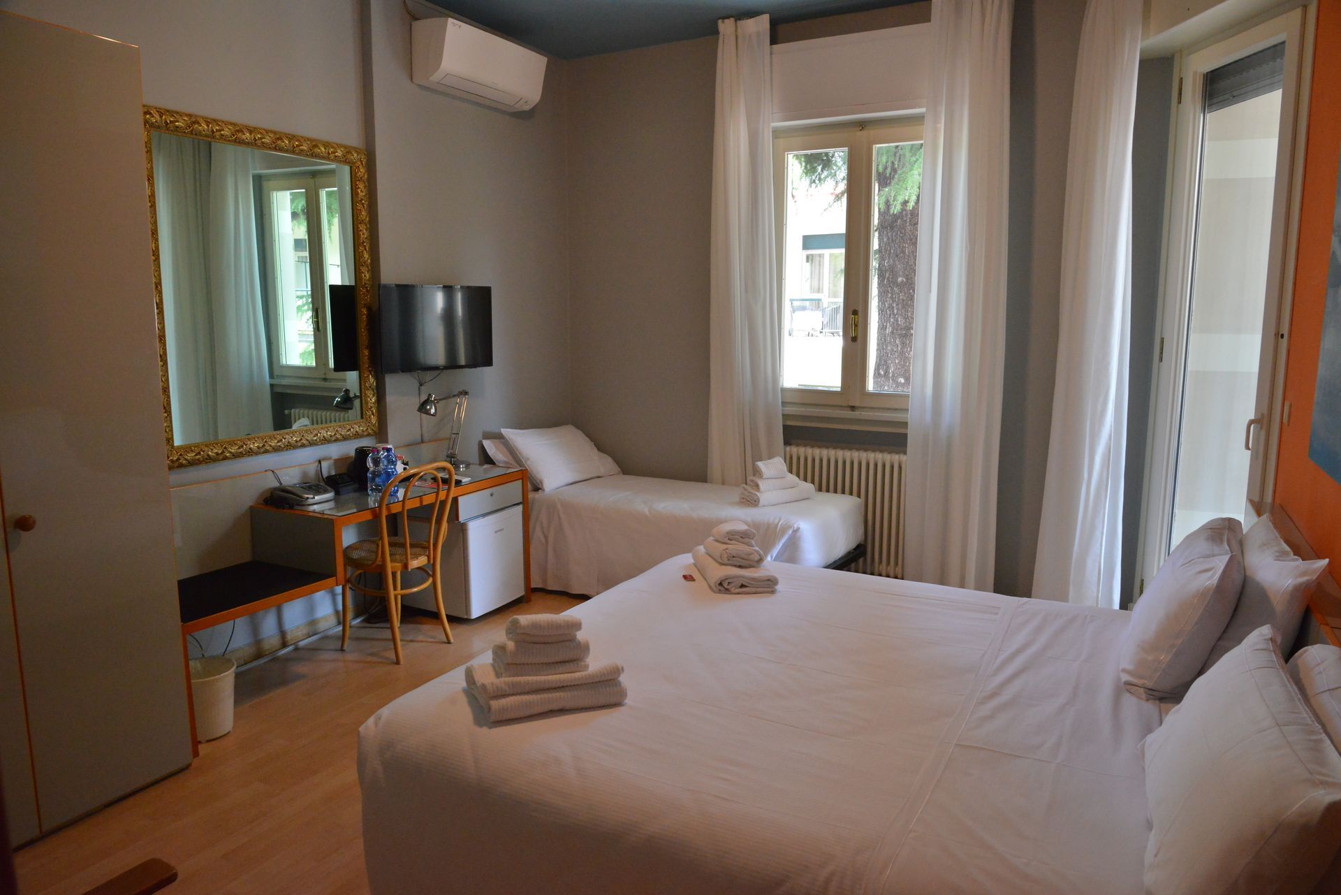 Camera tripla comfort con vista lago di GArda a Sirmione