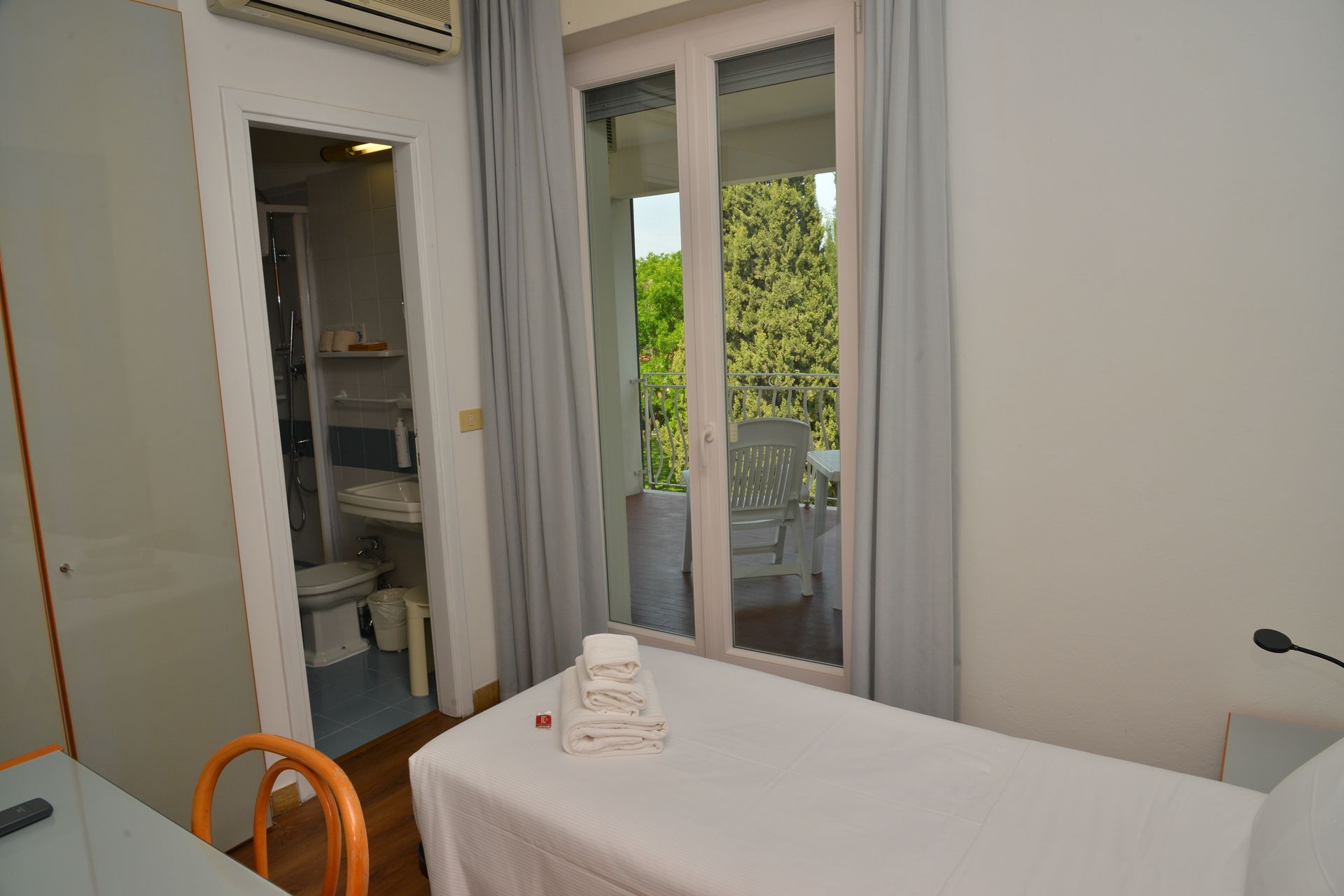Camera tripla Hotel Luna a Sirmione con vista sul Lago di Garda