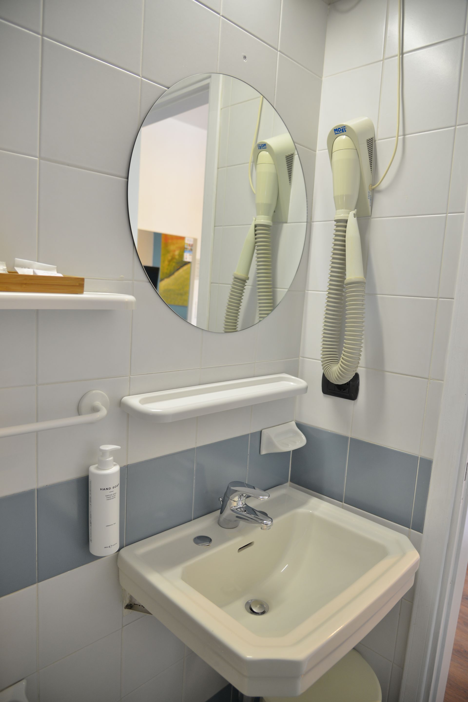 bagno in Camera tripla Hotel Luna a Sirmione con vista sul Lago di Garda