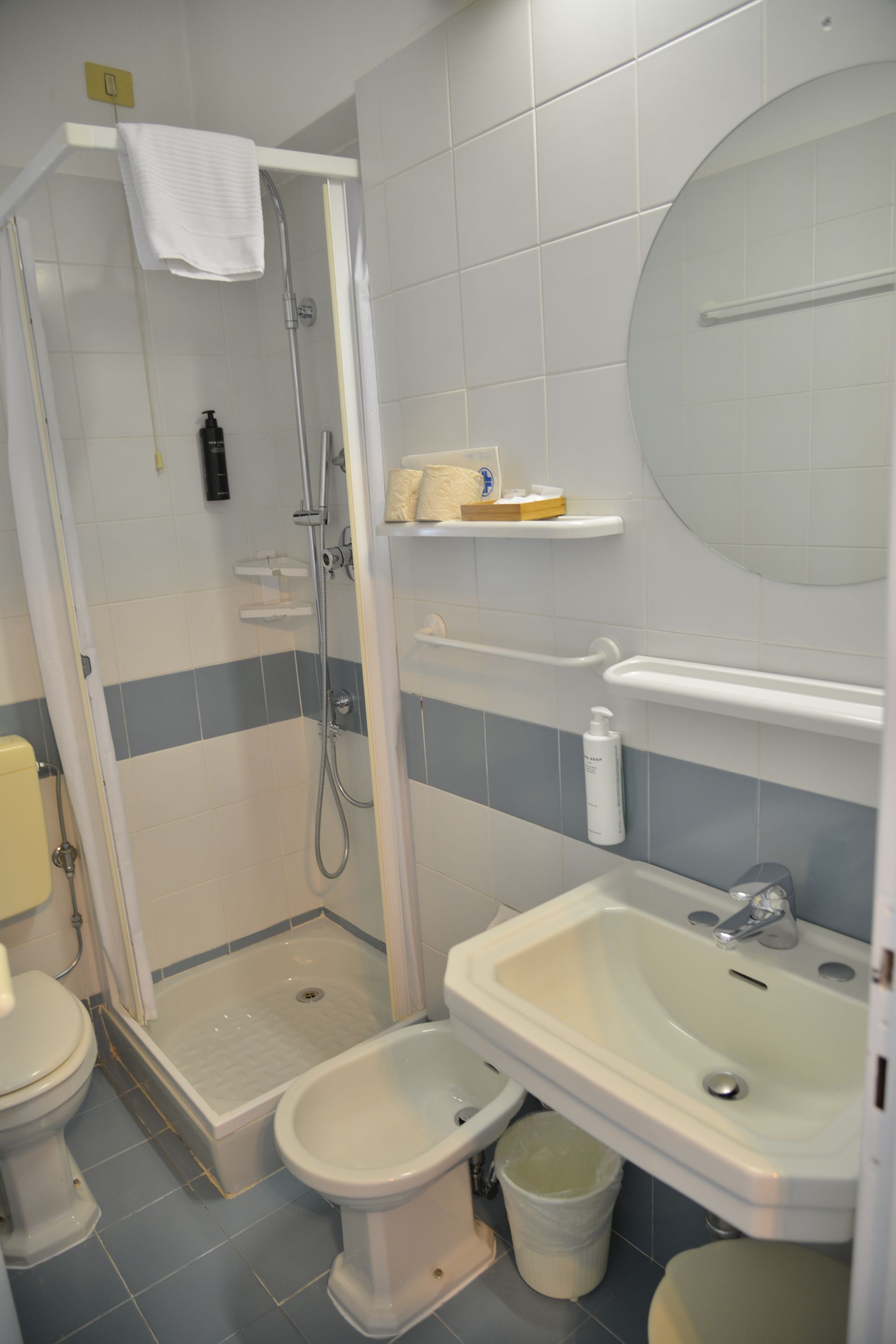 bagno in Camera tripla Hotel Luna a Sirmione con vista sul Lago di Garda