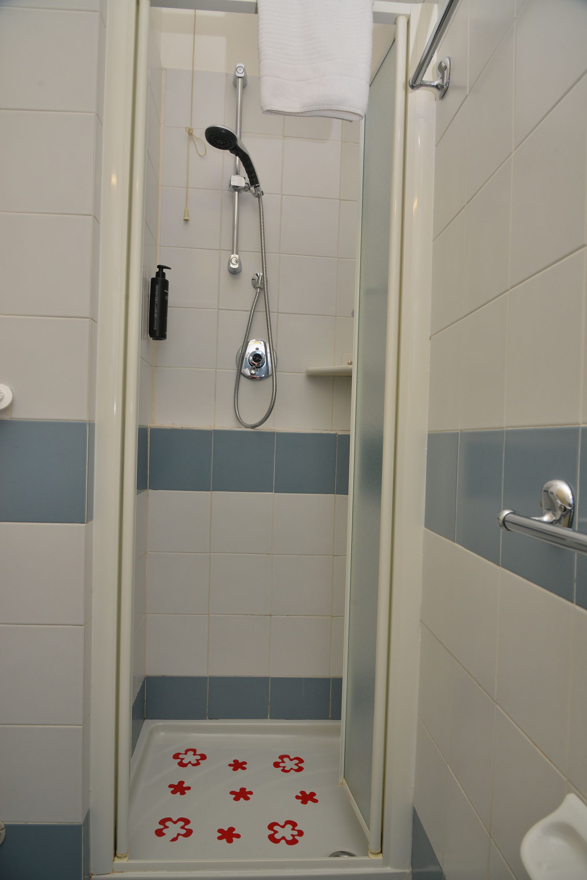 bagno in camera singola economy in centro storico sirmione sul lago di garda