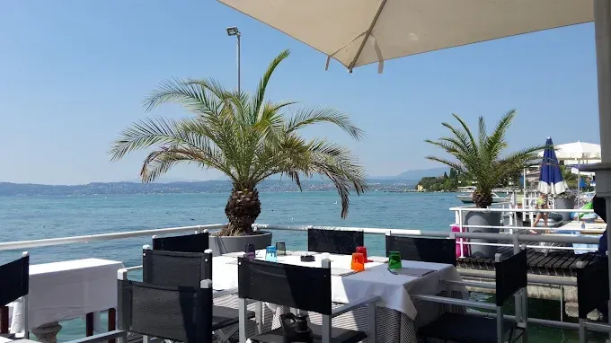 immagine ristorante sul lago di Garda