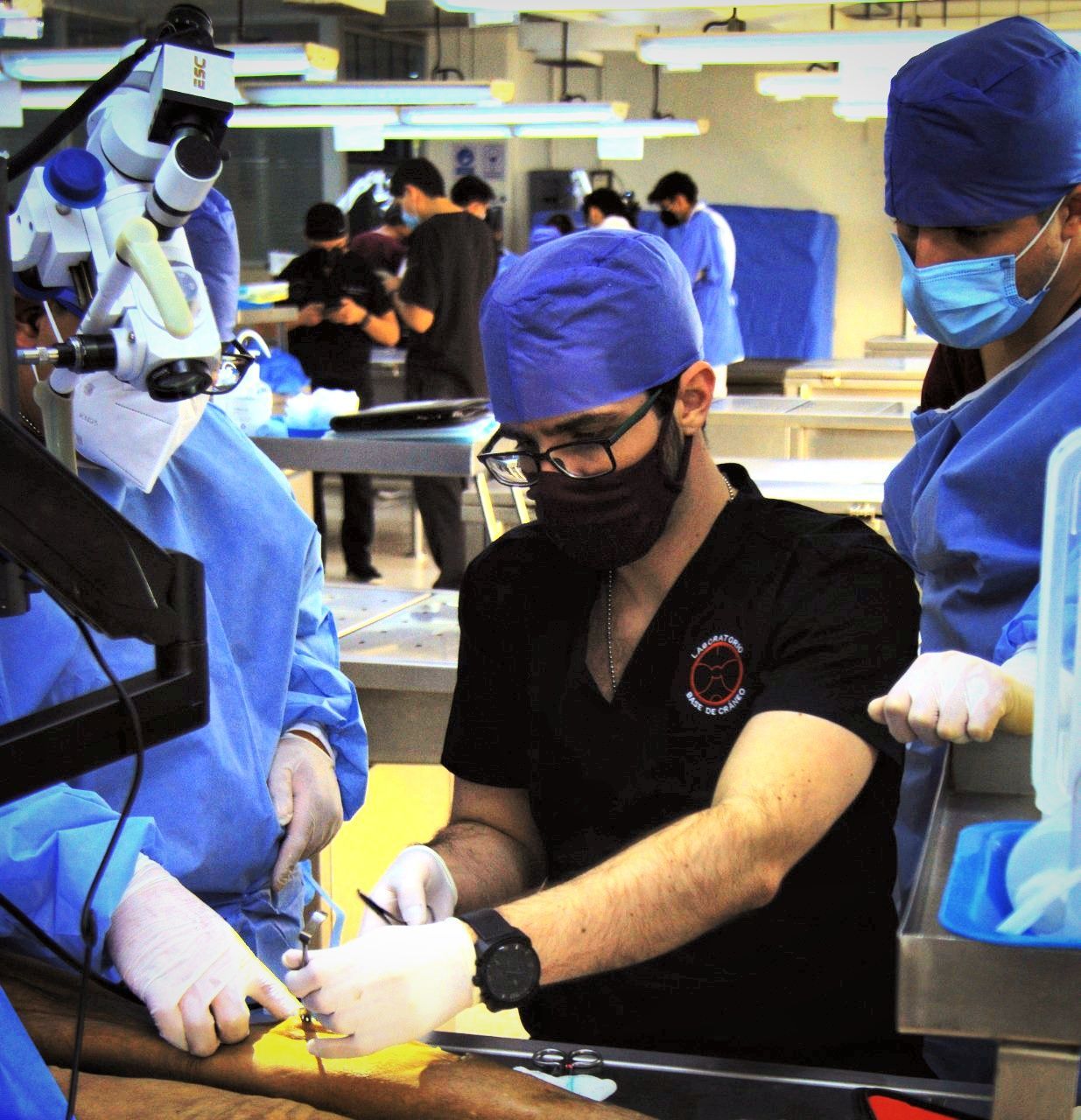 Dr. Thomas Marcolini, médico para pé caído, realizando microcirurgia de nervos periféricos