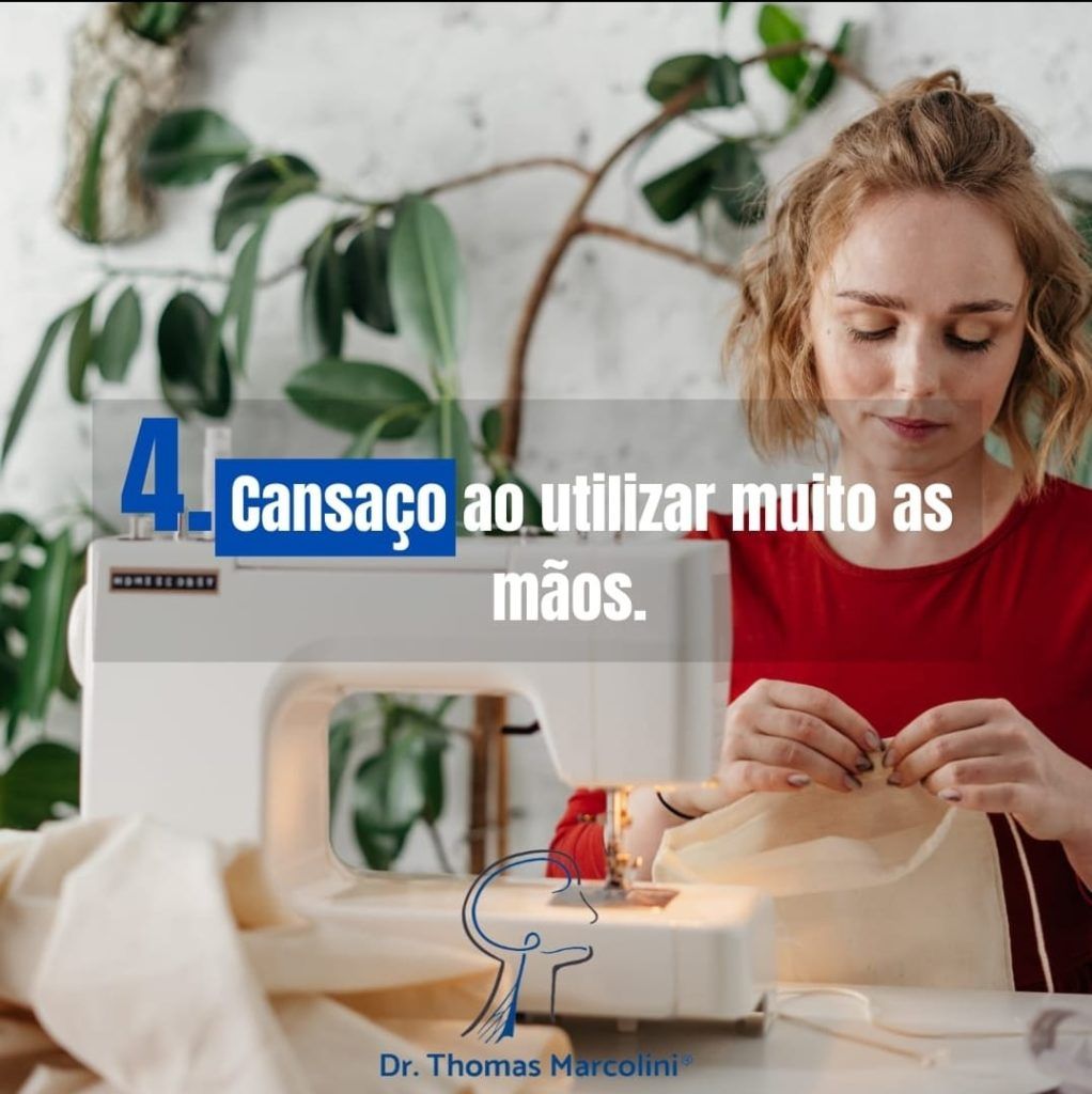 Mulher costurando com o texto sobre cansaço nas mãos e túnel do carpo.
