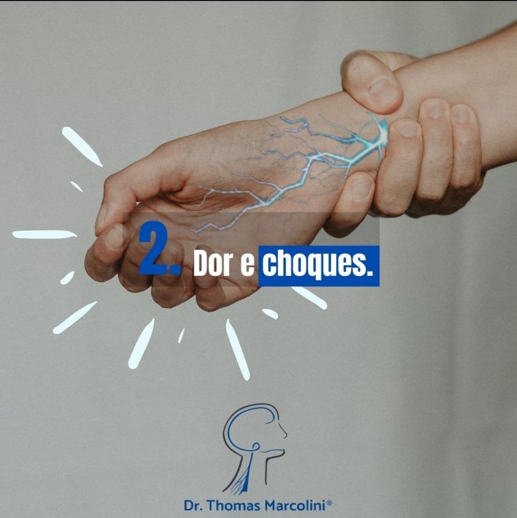 Mão segurando o punho com ilustração do nervo sentindo choque e o texto