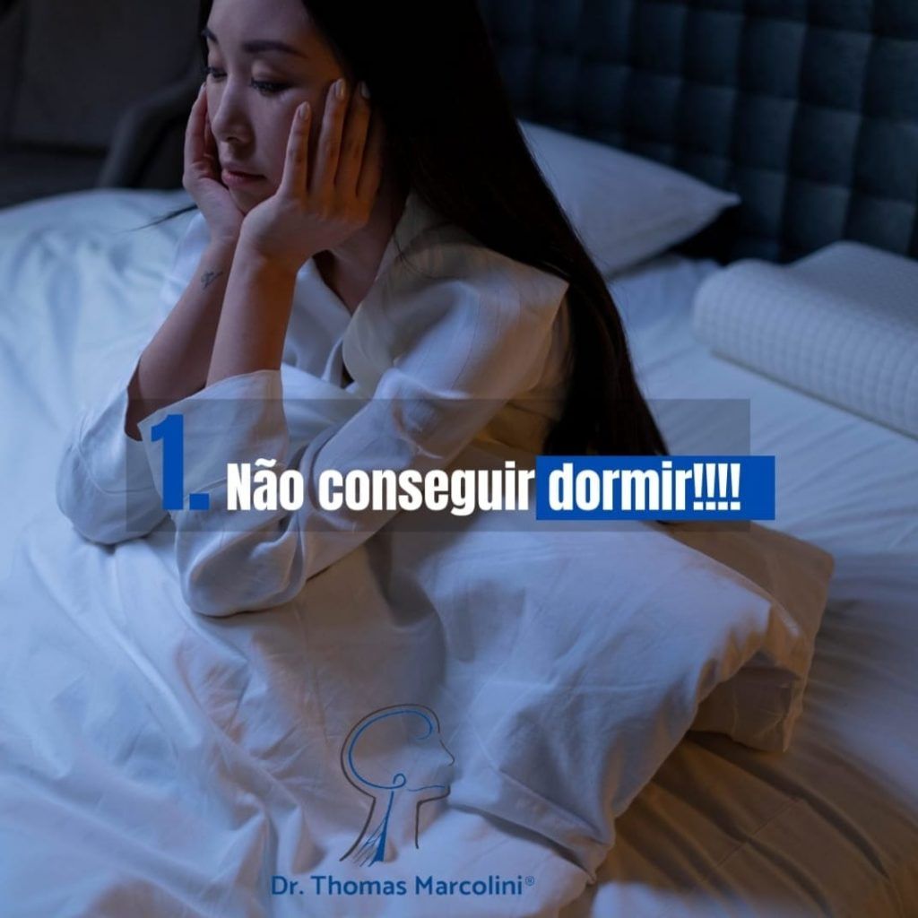 Mulher sentada na cama à noite com as mãos no rosto e o texto
