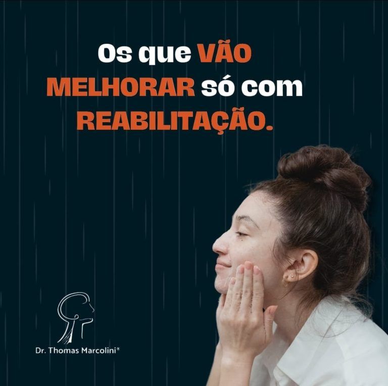 Mulher tocando o rosto com o texto