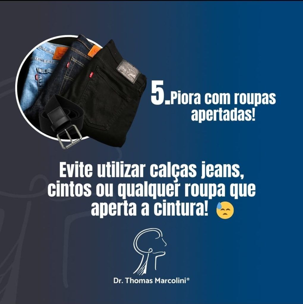 Calças e cinto apertados com o texto