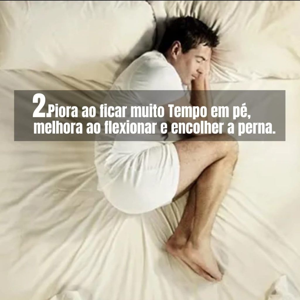Homem dormindo encolhido com o texto