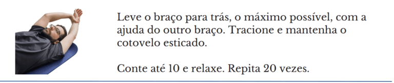 Paciente deitado traciona o braço para trás, alongamento de ombro para lesão do plexo braquial