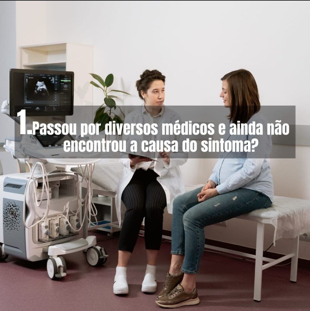 Médica consultando paciente com o texto
